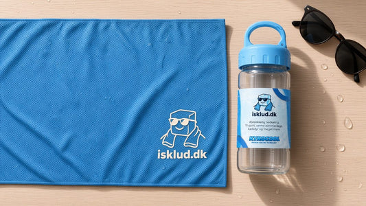 Isklud kølehåndklæde, vandflaske og solbriller på et lyst træbord med vanddråber